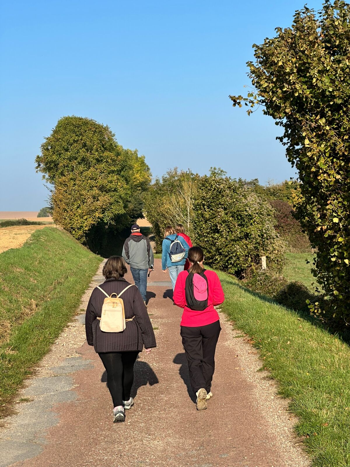 Participants marchant sur un chemin de campagne